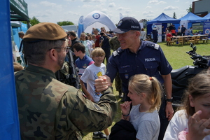 Komendant wita się z różnymi służbami na pikniku, w tym z policjantami