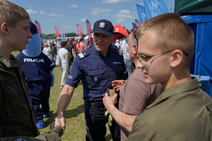 Komendant wita się z różnymi służbami na pikniku, w tym z policjantami
