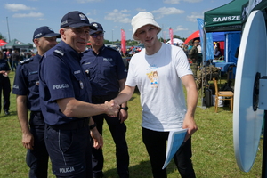 Komendant wita się z różnymi służbami na pikniku, w tym z policjantami