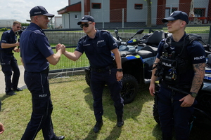 Komendant wita się z różnymi służbami na pikniku, w tym z policjantami