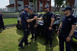 Komendant wita się z różnymi służbami na pikniku, w tym z policjantami