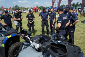Komendant wita się z różnymi służbami na pikniku, w tym z policjantami