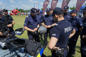 Komendant wita się z różnymi służbami na pikniku, w tym z policjantami