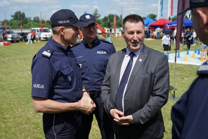 Komendant wita się z różnymi służbami na pikniku, w tym z policjantami
