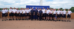 policjanci pozują do zdjęcia