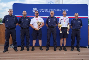 policjanci pozują do zdjęcia