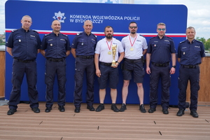 policjanci pozują do zdjęcia
