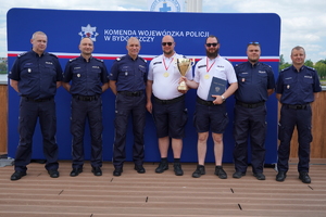 policjanci pozują do zdjęcia