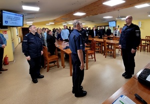 Policjanci i pracownicy policji podczas odprawy