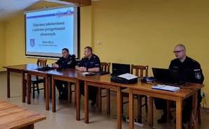Policjanci i pracownicy policji podczas odprawy