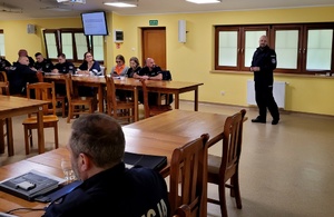 Policjanci i pracownicy policji podczas odprawy