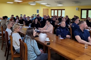 Policjanci i pracownicy policji podczas odprawy