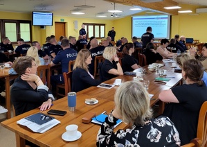 Policjanci i pracownicy policji podczas odprawy