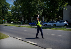 Policjant ruchu drogowego podczas działań na drodze
