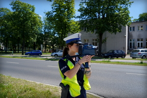 Policjant ruchu drogowego podczas działań na drodze