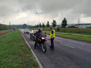 Policjant ruchu drogowego podczas działań na drodze