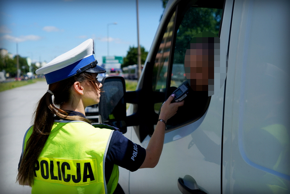 Policjanci podczas działań na drogach.