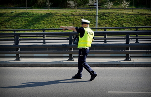 Policjanci podczas działań na drogach.