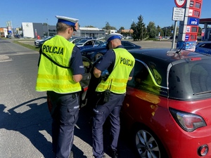 Policjanci ruchu drogowego podczas działań na drodze