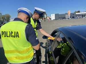 Policjanci ruchu drogowego podczas działań na drodze