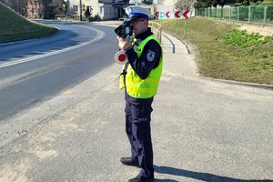 Policjanci ruchu drogowego podczas działań na drodze