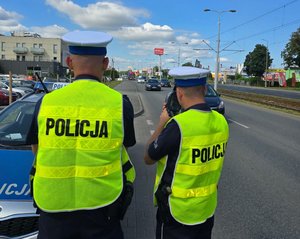 Policjanci ruchu drogowego podczas działań na drodze