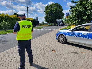 Policjanci ruchu drogowego podczas działań na drodze