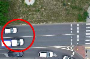 Policjanci RD na drodze w trakcie działań.