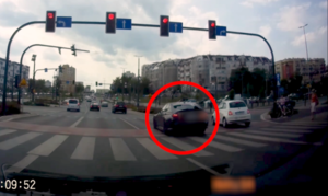 Policjanci RD na drodze w trakcie działań.