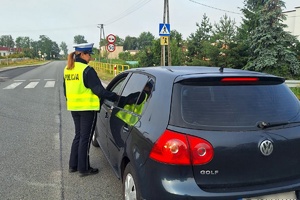 Policjanci RD na drodze w trakcie działań.