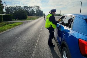Policjanci RD na drodze w trakcie działań.