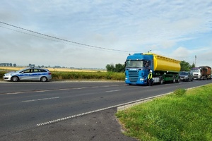 Policjanci RD na drodze w trakcie działań.