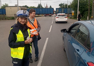 Policjanci podczas akcji w rejonie przejazdu kolejowego