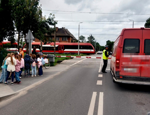 Policjanci podczas akcji w rejonie przejazdu kolejowego
