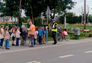 Policjanci podczas akcji w rejonie przejazdu kolejowego