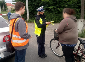 Policjanci podczas akcji w rejonie przejazdu kolejowego