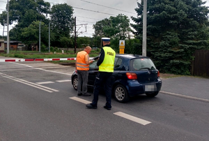 Policjanci podczas akcji w rejonie przejazdu kolejowego