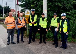 Policjanci podczas akcji w rejonie przejazdu kolejowego