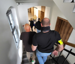 doprowadzenie zatrzymanego przez policjantów.