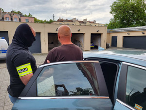 doprowadzenie zatrzymanego przez policjantów.