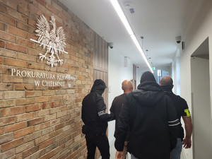 doprowadzenie zatrzymanego przez policjantów.