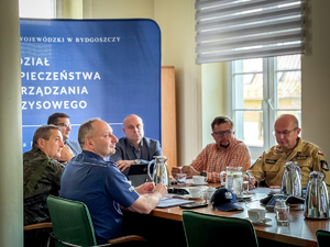 osoby siedzą przy stole