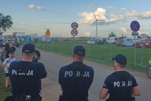 policjanci stoją i obserwują ulicę