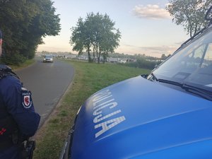 policjanci stoją i obserwują ulicę