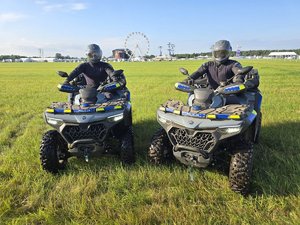 dwaj policjanci siedzą na dwóch quadach