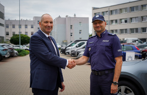 Uroczystość przekazania radiowozu