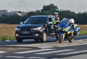 Policjanci w trakcie działań na drodze