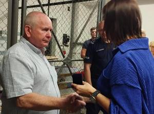 Przewodnicząca NSZZ PP wręczająca upominek odchodzącemu na emeryturę Panu Andrzejowi. Plik JPG.