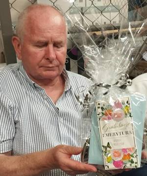 Wizerunek Pana Andrzeja z prezentem "Gratulacje emerytura" Plik jpg.