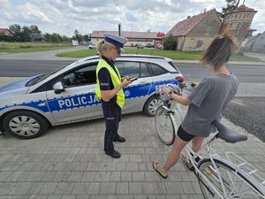Policjanci podczas działań na drodze